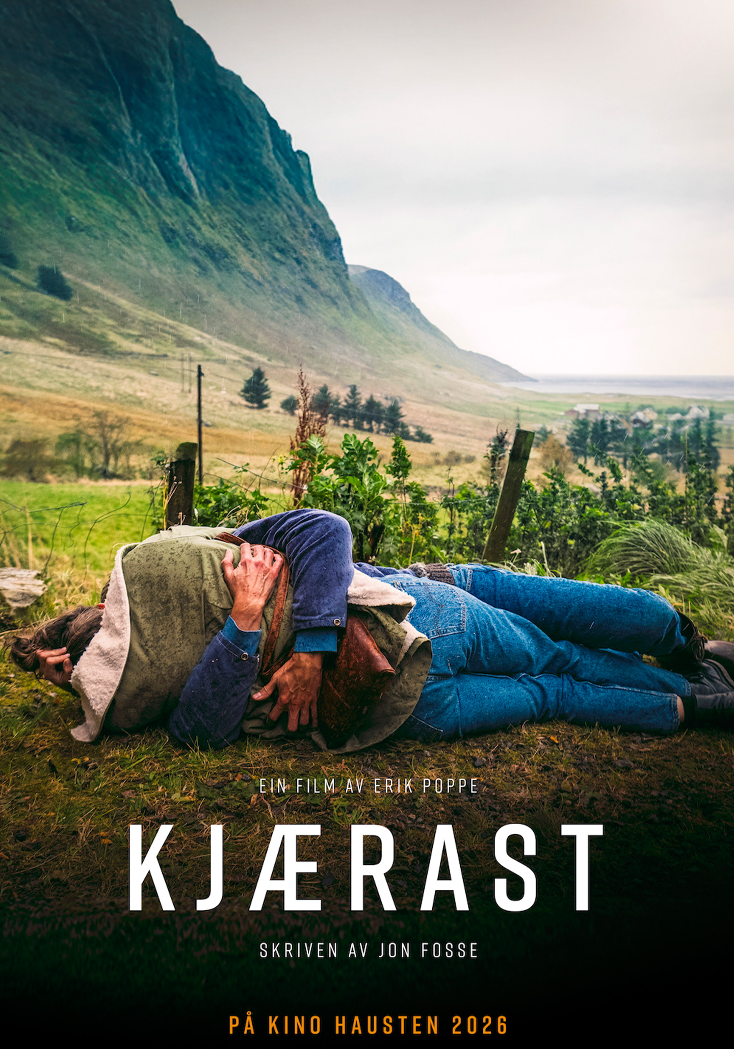 Kjærast-filmatplakat med to personer som ligger tett sammen i et kystlandskap med grønne fjell i bakgrunnen. Filmen er skrevet av Jon Fosse og regissert av Erik Poppe.