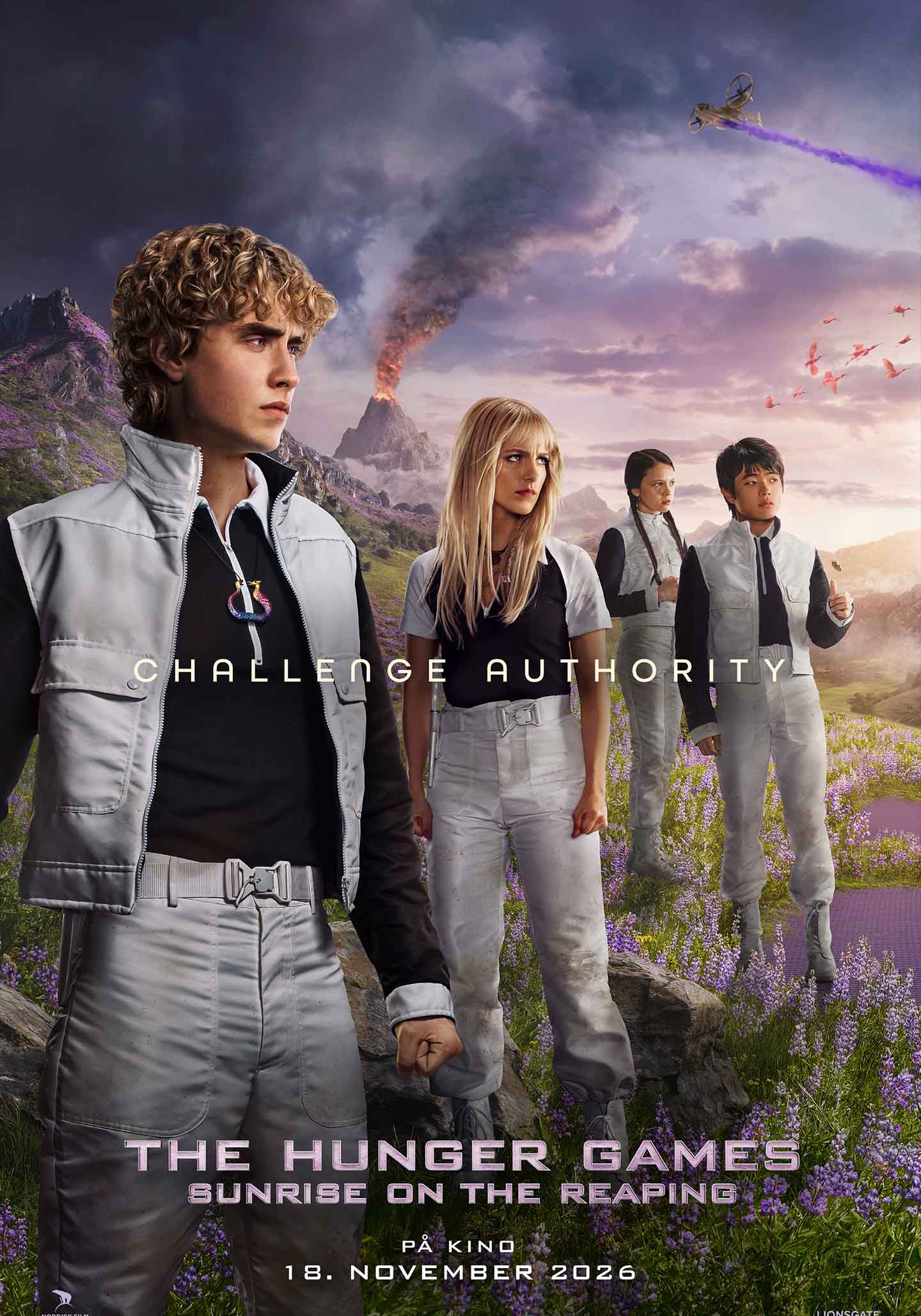 Poster for The Hunger Games: Sunrise on the Reaping. Fire personer i hvite og mørke uniformer står i et fjellandskap med lilla blomster. En vulkan har utbrudd i bakgrunnen, og et luftfartøy flyr over himmelen. Teksten på plakaten lyder «Challenge Authority» og «På kino 18. november 2026».