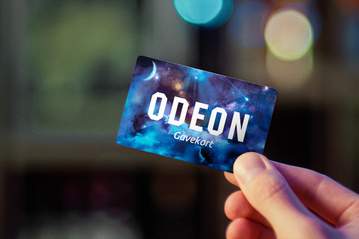 Bilde av hånd som holde et gavekort fra ODEON Kino