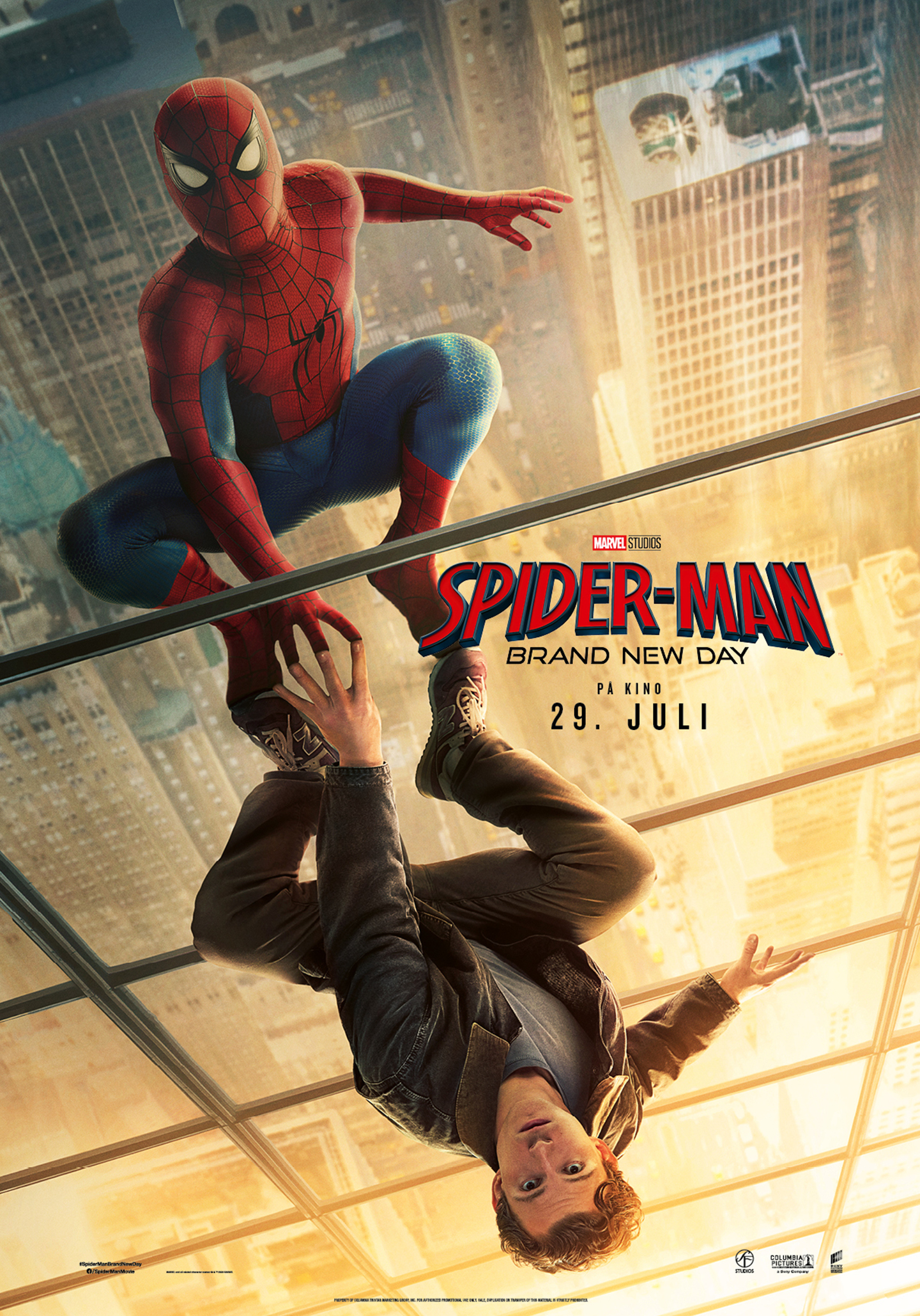 Spider-Man sitter på kanten av en høy bygning og strekker hånden ned mot en person som henger opp ned under ham, høyt over en by med skyskrapere. På høyre side står filmtittelen «Spider-Man: Brand New Day» og teksten «På kino 29. juli