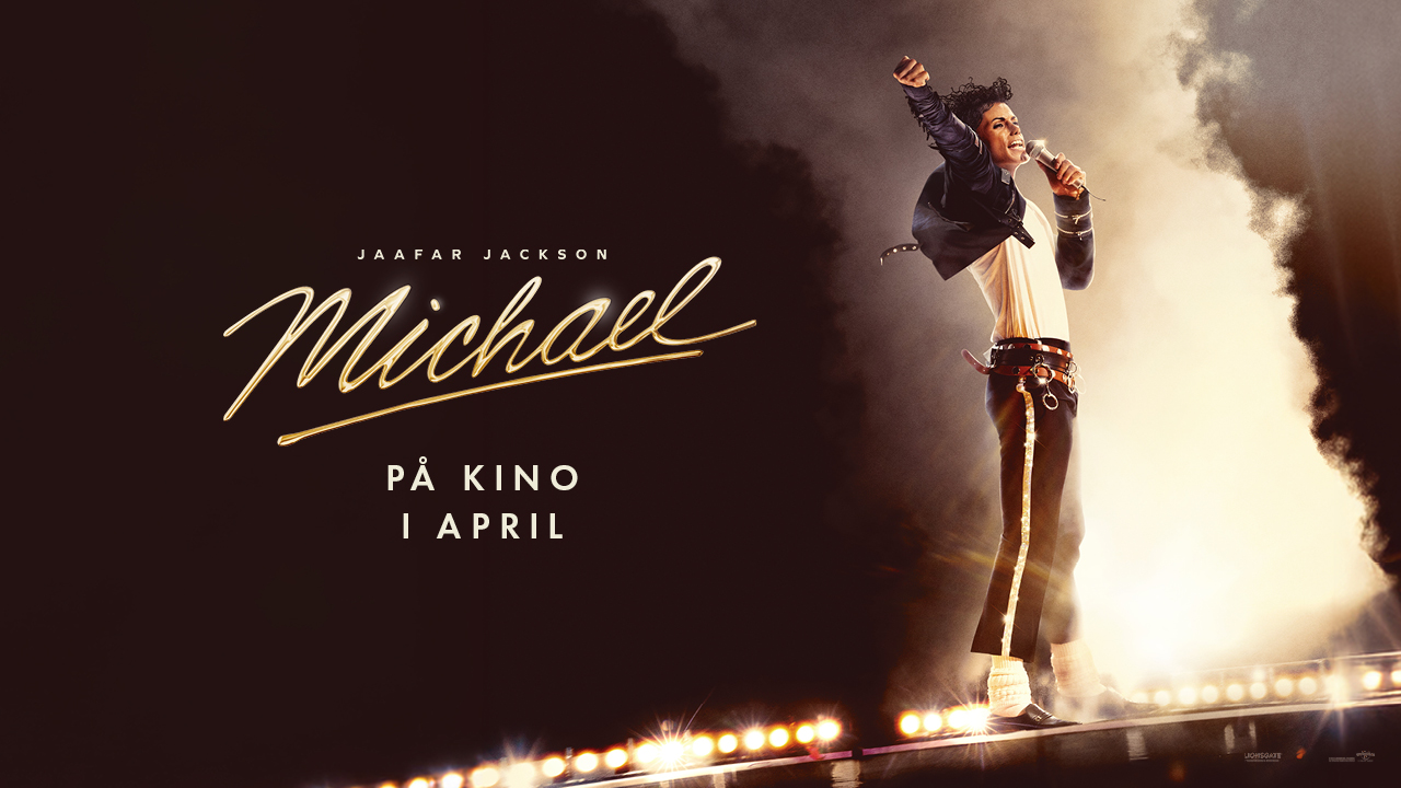 Bilde fra filmen Michael, vi ser Michael på en scene, med teksten Michael – På kino i april.