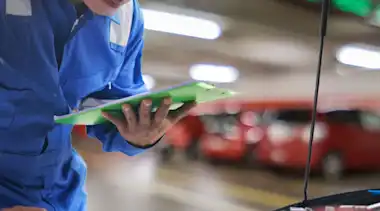 E-Auto wird in Werkstatt geprüft