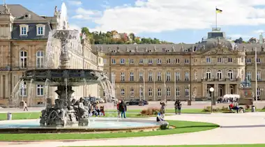 Residenzschloss Stuttgart Brunnen im Vordergrund am Tag Touristen