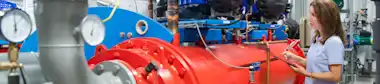 EnBW Contracting-Mitarbeiterin prüft eine Anlage