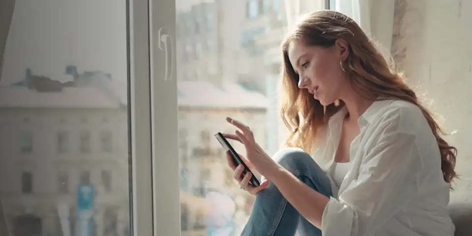 Frau beantragt EnBW Telefon-PIN via Smartphone