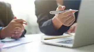 Frau im Service-Center berät Kunden