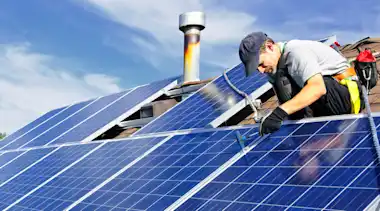 Professionelle Dachinstallation einer Photovoltaikanlage.