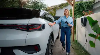 Kampagne Frau mit Wallbox an ihrem Auto