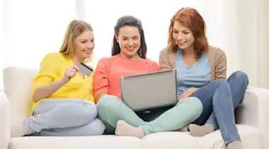 Drei Frauen informieren sich online über die Tarife der EnBW