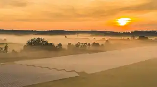 EnBW-Solarpark in der Dämmerung