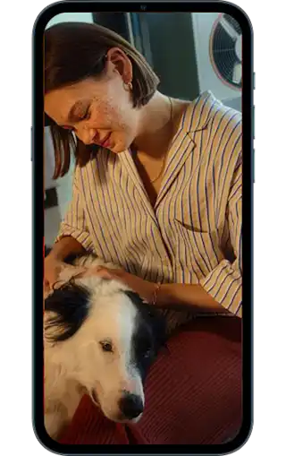 Smartphone mit Wärmestrom-Icon und Frau mit Hund