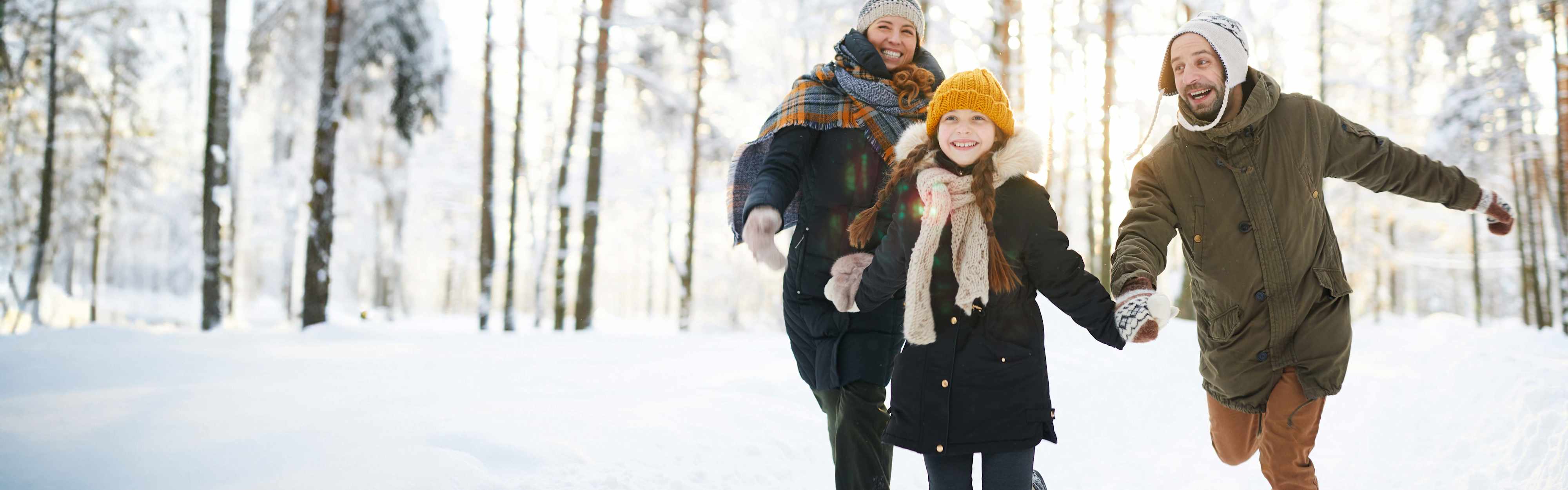 Familie im Schnee feiert Neujahr