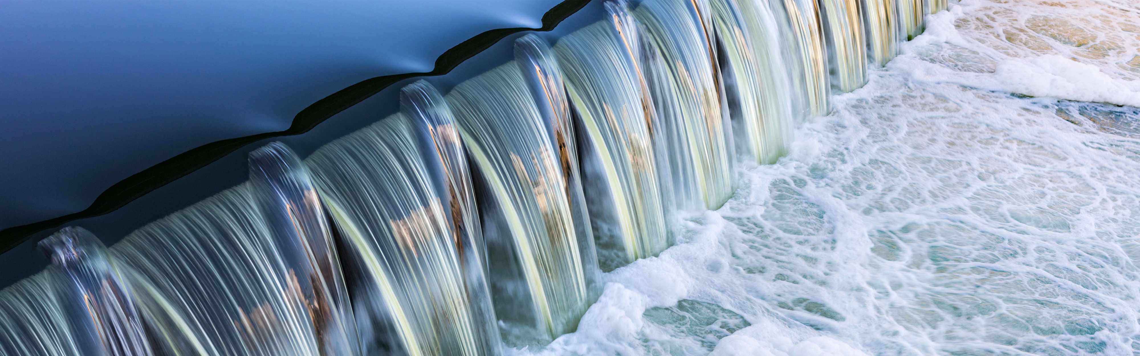 Wasserfall mit schäumendem Wasser