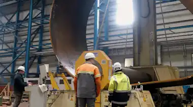 Menschen in einer Industrieanlage