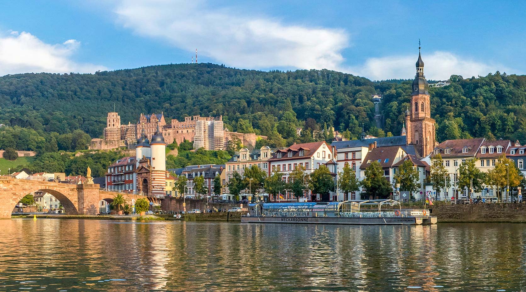 Ansicht Heidelberg - Im Vordergrund der Neckar, im Hintergrund die alte Brücke, das Schloss und die Altstadt mit Heiliggeistkirche