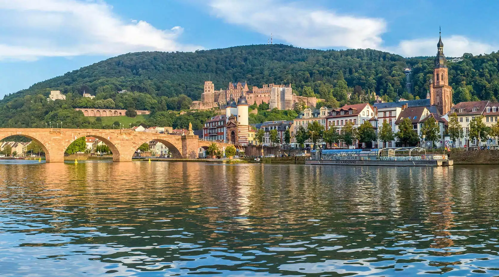 Stadt Heidelberg Altstadt mit Blick vom Wasser mit Sicht auf Heiliggeistkirche und Brücke