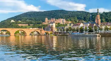 Stadt Heidelberg Altstadt mit Blick vom Wasser mit Sicht auf Heiliggeistkirche und Brücke