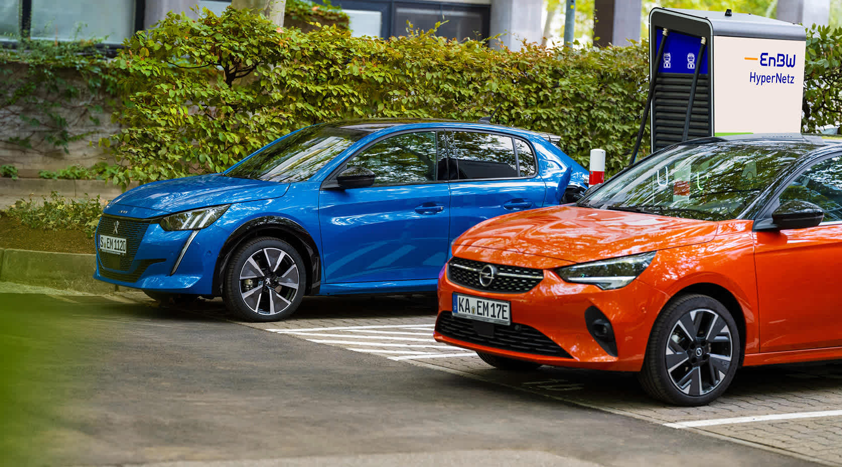 Zwei E-Autos laden an einer EnBW mobility+ Schnellladestation