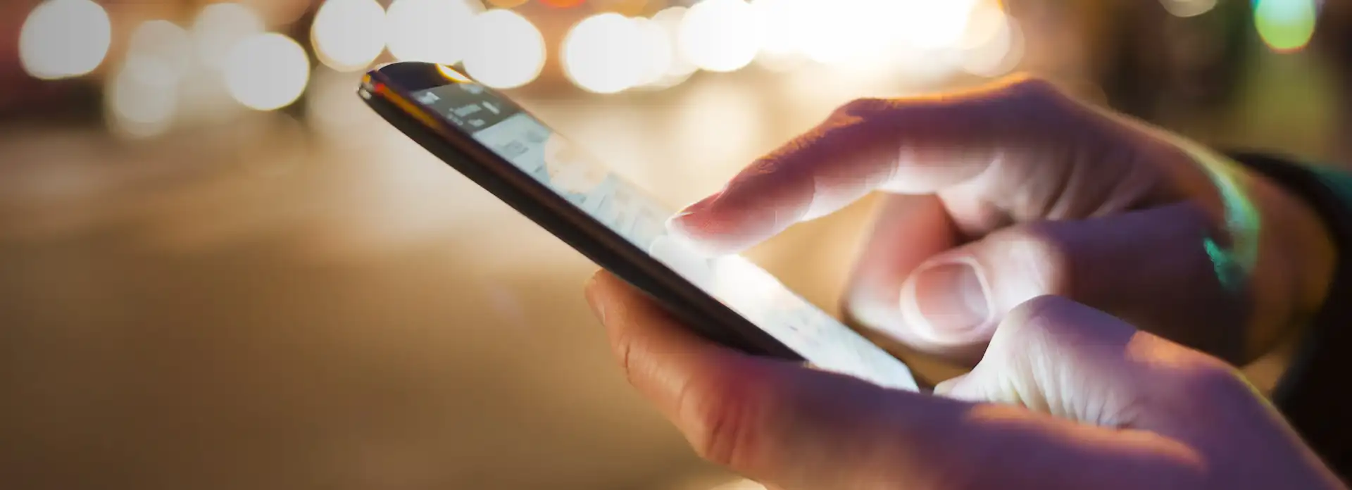 Nahaufnahme Mann tippt auf Smartphone