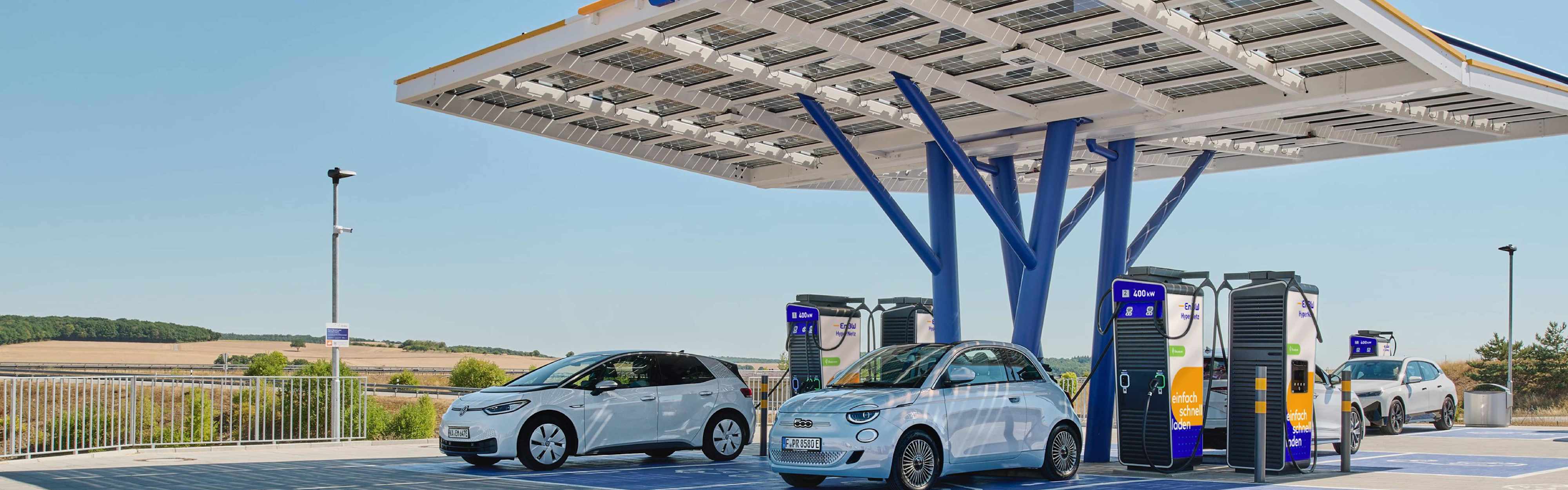 EnBW Ladepark mit blauem Himmel.