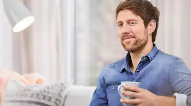 Mann entspannt auf der Couch