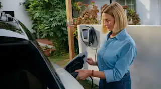 EnBW Frau Auto Laden Zuhause Elektromobilität Garten