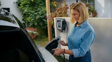 EnBW Frau Auto Laden Zuhause Elektromobilität Garten