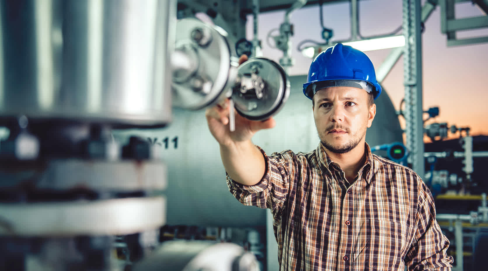 Techniker überprüft den Druck auf einer Gasleitung