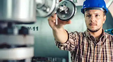 Techniker überprüft den Druck auf einer Gasleitung