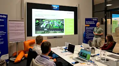 Mitglieder bei Netzwerktreffen für mehr Energieeffizienz.