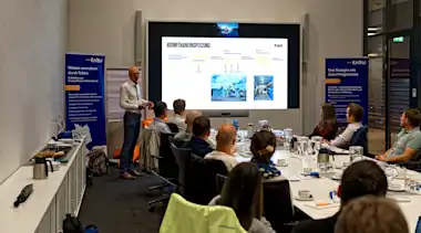 Mitglieder bei Netzwerktreffen für mehr Energieeffizienz.