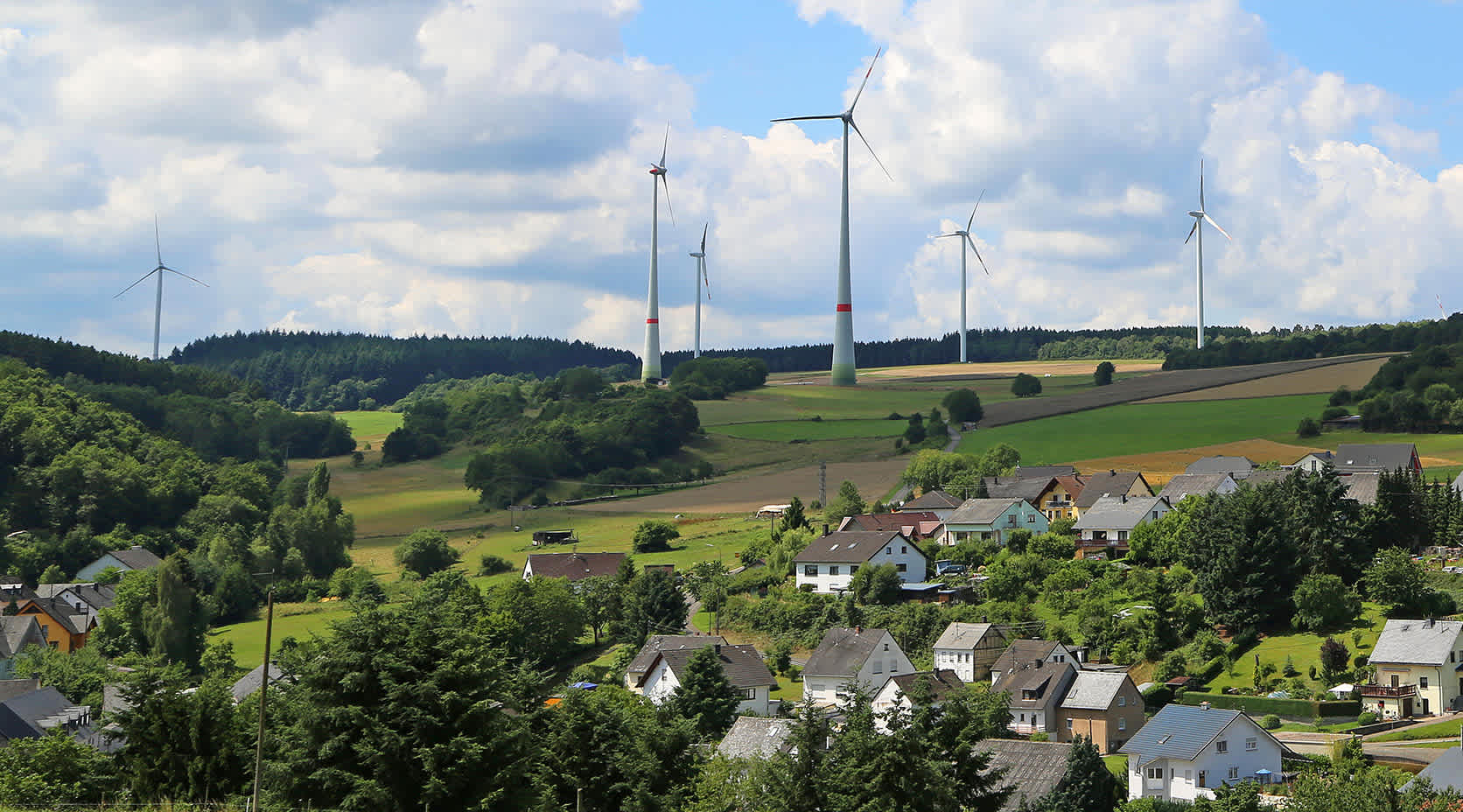 Windpark in der Nähe einer Kleinstadt