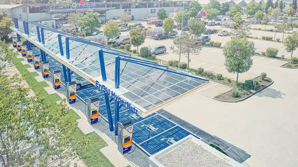 E-Auto lädt in EnBW-Ladepark