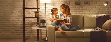 Frau mir Kind im Wohnzimmer