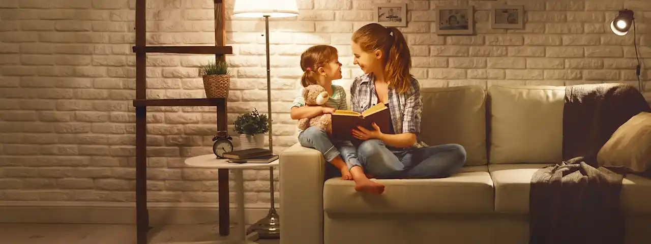 Frau mir Kind im Wohnzimmer