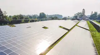 Solarpark der EnBW in der Nähe einer Gemeinde