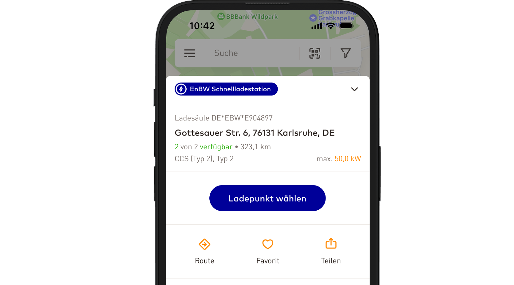 Handy mit Screen der EnBW mobility+ App: Funktion Ladestation finden