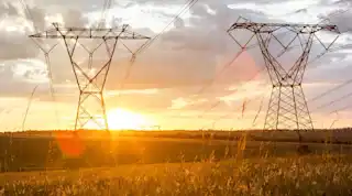 Stromleitungen bei Sonnenuntergang