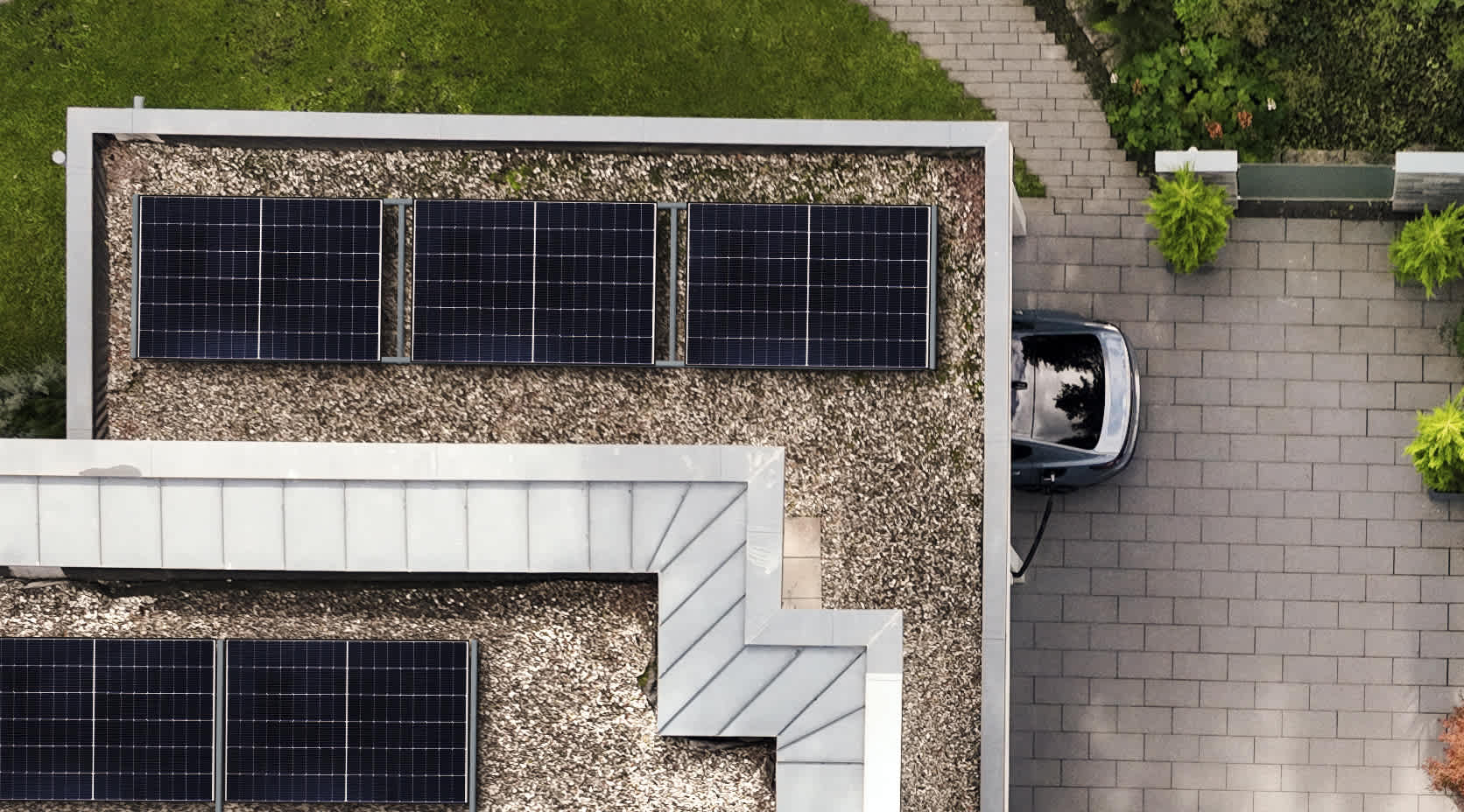 Drohnenaufnahme Haus mit Solaranlage