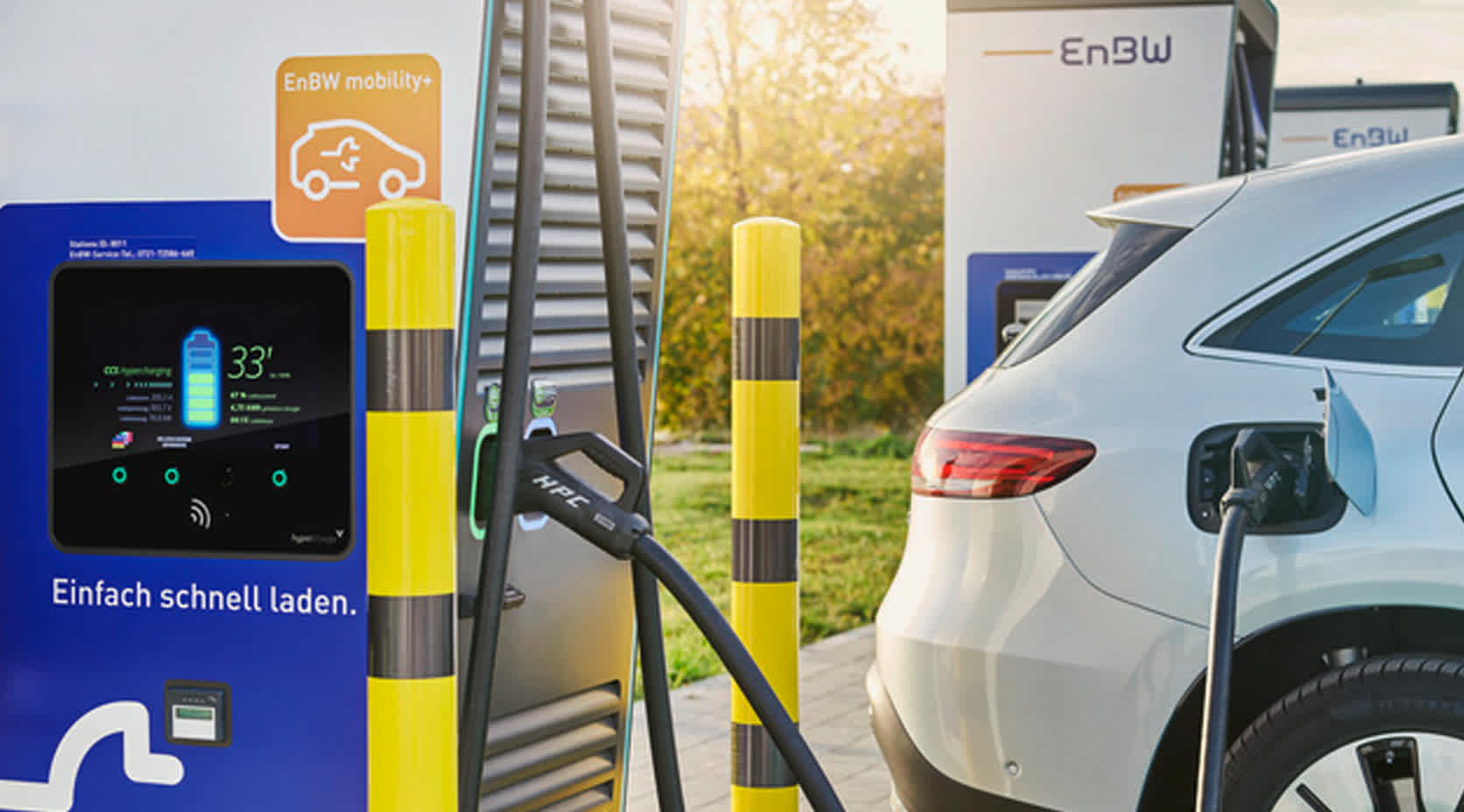 E-Auto lädt an der Ladesäule der EnBW