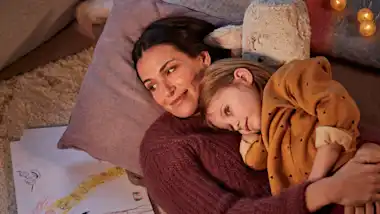 Frau und Kind gemütlich im warmen Zuhause