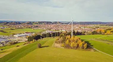 Gemeinde mit Wiesen und Windrad