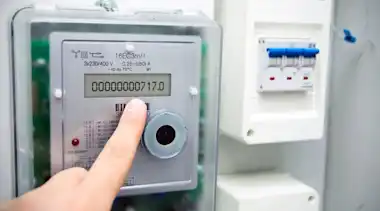 Strom wird an einem Stromzähler abgelesen