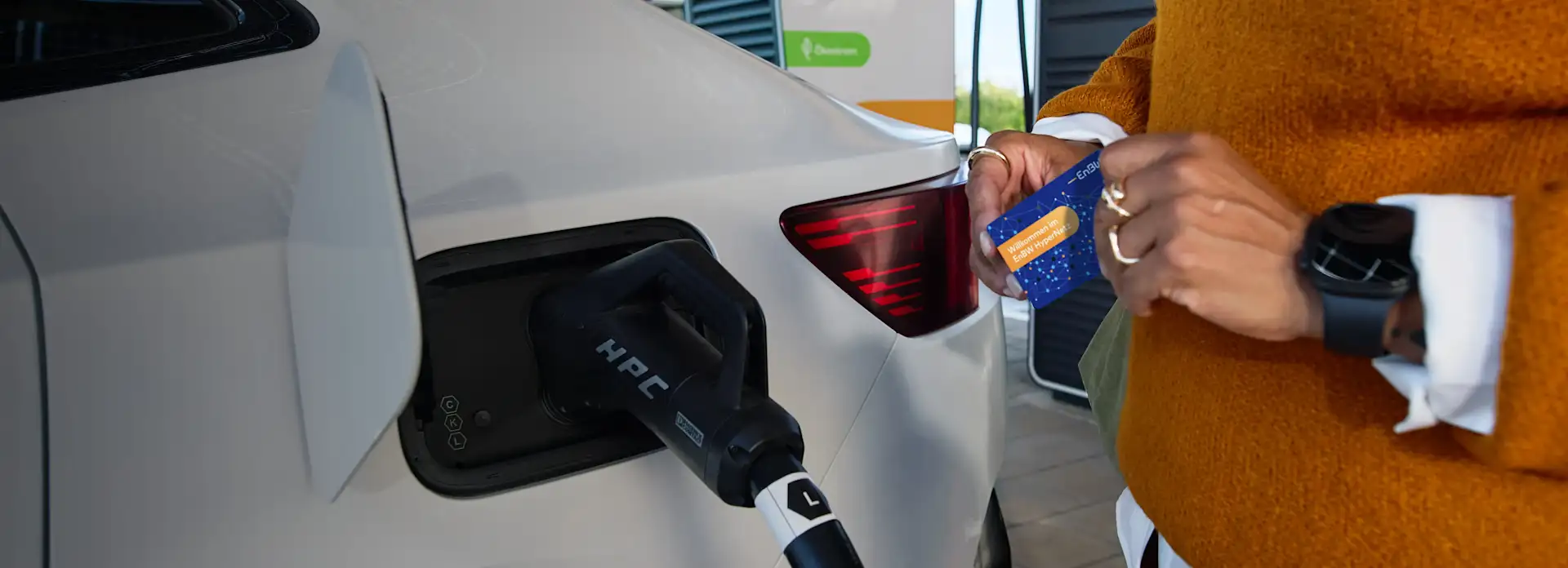 EnBW Frau Ladestation Ladekarte Elektroauto weiß aufladen bezahlen