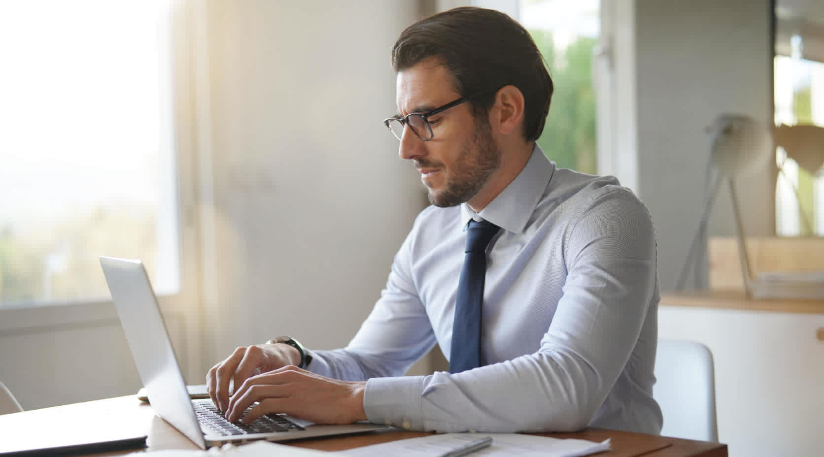 Geschäftsmann arbeitet an Notebook