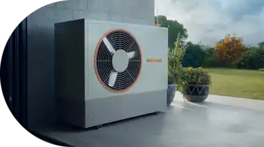 EnBW Wärmepumpe auf einer Terrasse.