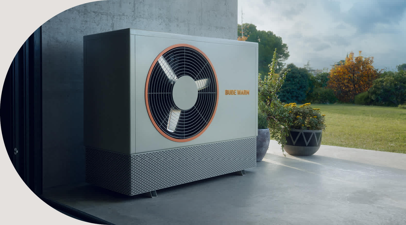 EnBW Wärmepumpe auf einer Terrasse.