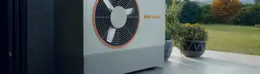 EnBW Wärmepumpe auf einer Terrasse.