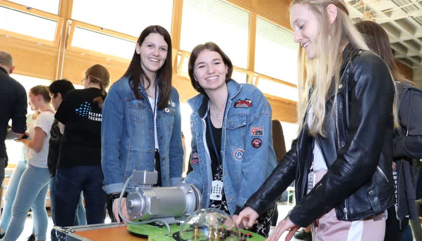 Jugendliche Schülerinnen bei der EnBW Energie on Tour