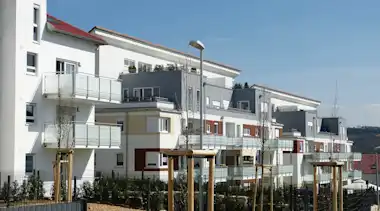 Mehrfamilienhaus im Frühjahr